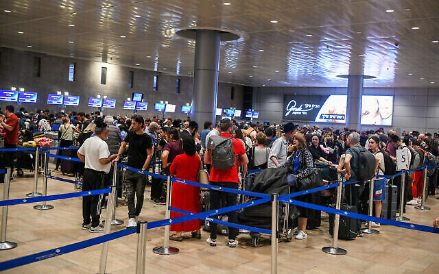 Des voyageurs font la queue dans le hall des départs de l’aéroport Ben Gurion, le 30 mai 2022. (Crédit : Arie Leib Abrams/Flash90)