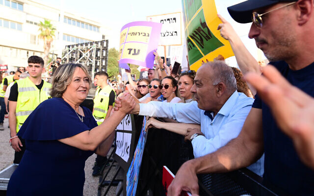 Yaffa Ben-David, la secrétaire-générale du Syndicat des enseignants, lors d'une manifestation d'enseignants israéliens réclamant de meilleurs salaires et conditions de travail, à Tel Aviv, le 30 mai 2022. (Crédit: Tomer Neuberg/Flash90)