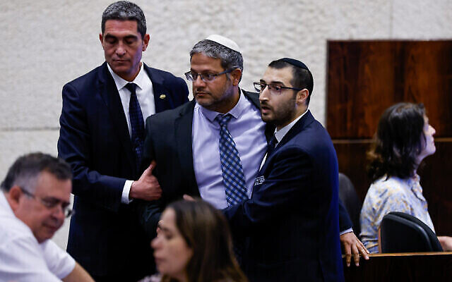 Itamar Ben-Gvir, au centre, est sorti par des gardiens de sécurité de la Knesset pendant une discussion et pendant un vote sur les frères et sœurs des victimes décédées du terrorisme à la Knesset de Jérusalem, le 1er juin 2022. (Crédit : Olivier Fitoussi/Flash90)