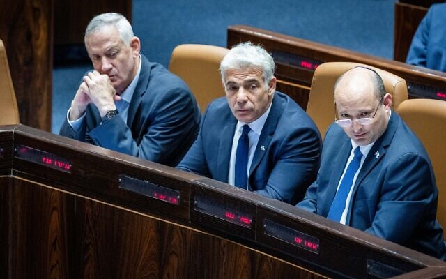 De droite à gauche : Le Premier ministre israélien Naftali Bennett, le ministre des Affaires étrangères Yair Lapid et le ministre de la Défense Benny Gantz à la Knesset, le 6 juin 2022. (Crédit : Yonatan Sindel/Flash90)