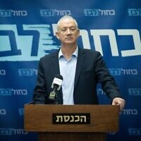 Le ministre de la Défense Benny Gantz dirige une réunion de faction à la Knesset pour son parti Kakhol lavan, le 6 juin 2022. (Crédit : Yonatan Sindel/Flash90)