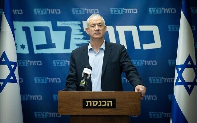 Le ministre de la Défense Benny Gantz dirige une réunion de faction à la Knesset pour son parti Kakhol lavan, le 6 juin 2022. (Crédit : Yonatan Sindel/Flash90)