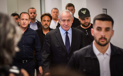 Le leader de l'opposition Benjamin Netanyahu arrive à une audience dans la plainte pour diffamation déposée par sa famille contre Ehud Olmert au tribunal de Tel Aviv, le 12 juin 2022. (Crédit : Avshalom Sassoni/Flash90)