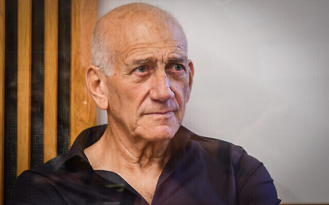 L'ancien Premier ministre Ehud Olmert arrivant pour une audience sur la plainte pour diffamation déposée par la famille Netanyahu à son encontre à la Cour des magistrats de Tel Aviv, le 12 juin 2022. (Crédit : Avshalom Sassoni/Flash90)