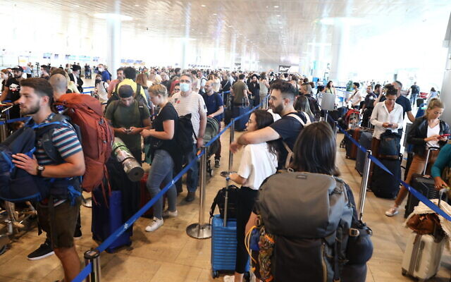 Des voyageurs font la queue pour s'enregistrer à l'aéroport Ben Gurion, le 13 juin 2022. (Yossi Aloni/Flash90)