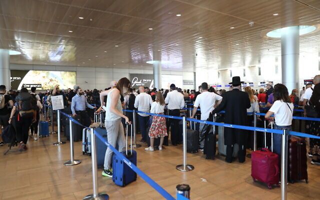 Photo d'illustration : Des voyageurs dans une file d'attente à l'aéroport international Ben Gurion, le 13 juin 2022. (Crédit : Yossi Aloni/FLASH90)