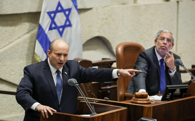 Le Premier ministre israélien Naftali Bennett s'adresse à la Knesset le 13 juin 2022. (Crédit : Yonatan Sindel/FLASH90)