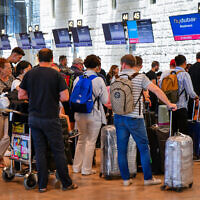 Voyageurs à l'aéroport international Ben Gurion, le 14 juin 2022. (Crédit:Avshalom Sassoni/Flash90)