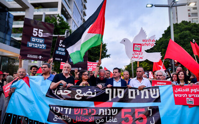 Un rassemblement appelant à une solution à deux États au conflit israélo-palestinien et à la fin du contrôle israélien de la Cisjordanie, organisé à Tel Aviv, le 18 juin 2022. (Crédit: Avshalom Sassoni/Flash90)