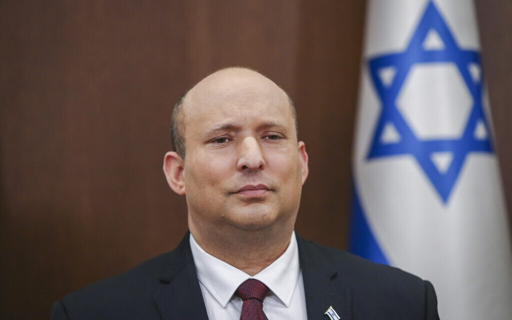 Le Premier ministre israélien Naftali Bennett dirige une réunion du cabinet à Jérusalem, le 19 juin 2022. (Crédit :  Alex Kolomoisky/POOL)