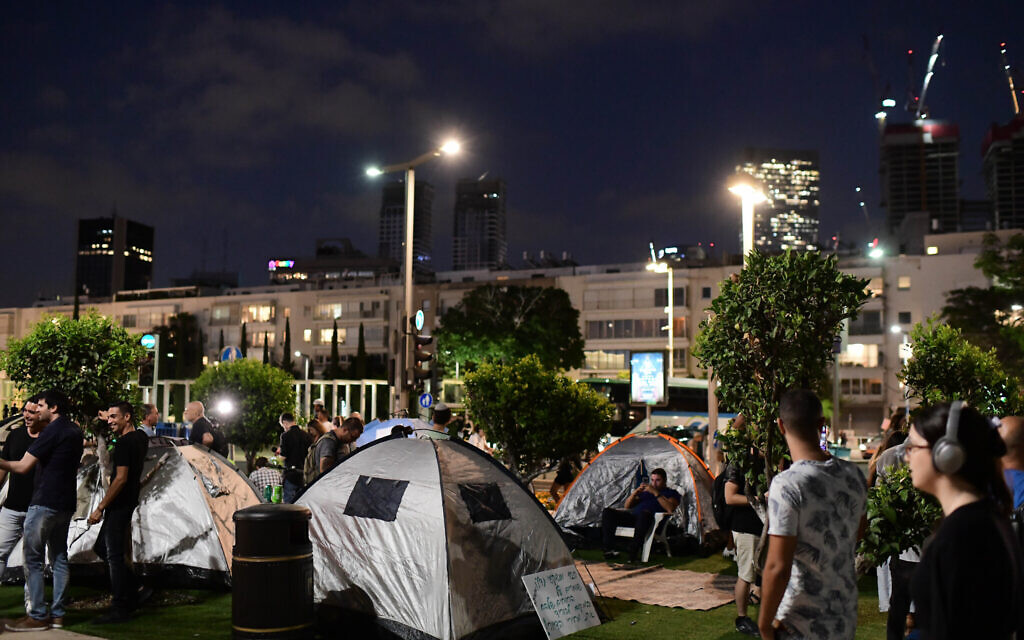 Des Israéliens installent des tentes sur le boulevard Rothschild à Tel Aviv, pour protester contre la flambée des prix des logements en Israël et les inégalités sociales, le 19 juin 2022. (Crédit: Tomer Neuberg/ Flash90)