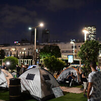 Des Israéliens installent des tentes sur le boulevard Rothschild à Tel Aviv, pour protester contre la flambée des prix des logements en Israël et les inégalités sociales, le 19 juin 2022. (Crédit: Tomer Neuberg/ Flash90)