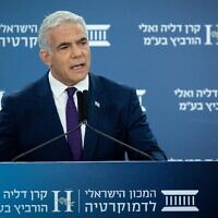 Le ministre des Affaires étrangères Yair Lapid s'exprimant lors d'une conférence organisée par l'Institut israélien de la démocratie à Jérusalem, le 21 juin 2022. (Crédit: Yonatan Sindel/Flash90)