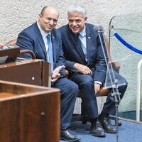 Le Premier ministre Naftali Bennett et le ministre des Affaires étrangères Yair Lapid pendant la discussion sur la dissolution de la Knesset au parlement israélien de Jérusalem, le 27 juin 2022. (Crédit : Olivier Fitoussi/Flash90)