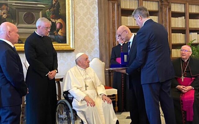 La délégation du B'nai B'rith avec le pape François, au Vatican, le 30 mai 2022. (Crédit : B'nai B'rith Int’l)