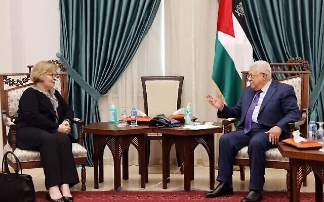 La Secrétaire d’État adjointe aux affaires du Proche-Orient, l'Américaine Barbara Leaf (à gauche), s'entretient avec le chef de l’Autorité palestinienne, Mahmoud Abbas, au bureau de ce dernier à Ramallah le 11 juin 2022. (Crédit : Département d’État/Twitter)
