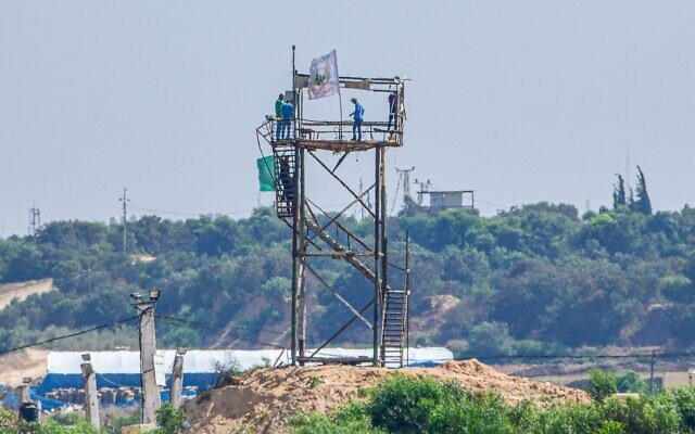 Des membres du Hamas sont vus dans un poste d'observation à Gaza, surplombant une communauté frontalière israélienne. Le site a été frappé par Tsahal quelques heures plus tôt, en réponse à un tir de roquette,  le 18 juin 2022. (Crédit: Amnon Ziv/Courtesy)