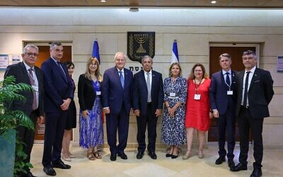 Les membres de la Commission des Affaires étrangères, de la Défense et des Forces armées du Sénat français, en visite à la Knesset en Israël, accompagnés du président de la Knesset Mickey Levy, le 27 juin 2022. (Crédit : Ronit Ben Dor / Twitter)