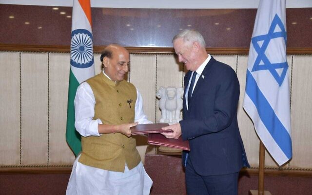 Le ministre de la Défense Benny Gantz, à droite, rencontre le ministre indien de la Défense Rajnath Singh en Inde, le 2 juin 2022. (Crédit :  Virender Singh)