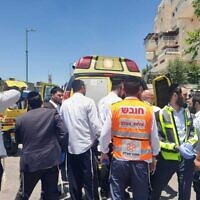 La fillette oubliée dans une voiture à Elad et finalement décédée lors de son évacuation à l'hôpital dans un état critique, le 30 juin 2022.  (Autorisation/ United Hatzalah)