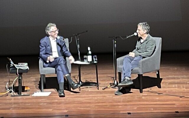 L'animateur de podcasts Ira Glass, à gauche, avec l'auteur israélien Etgar Keret lors d'une soirée au musée d'art de Tel Aviv, le 22 juin 2022. (Crédit: Jessica Steinberg/Times of Israel)