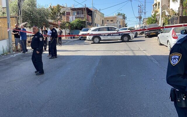 La police sur les lieux d'une fusillade à Kafr Qara, le 4 juin 2022. (Crédit: Police israélienne)