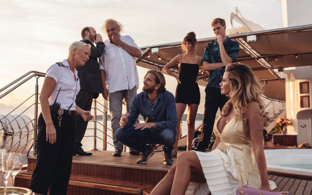 Le film "Sans Filtre" du suédois Ruben Östlund, lauréat de la Palme d'or à Cannes, a ouvert le 39e Festival du film de Jérusalem le 21 juillet 2022. (Crédit : Avec l’aimable autorisation des Relations Publiques)