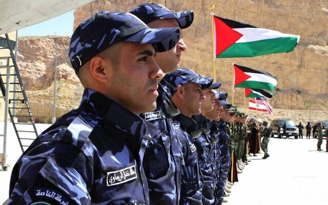 Les membres des forces spéciales de la police palestiniennes au cours d'une compétition annuelle accueillie par le Centre de formation aux opérations spéciales du roi Abdallah (KASOTC), à Amman, en Jordanie, le 19 avril 2015 (Crédit : AP Photo/Raad Adayleh)