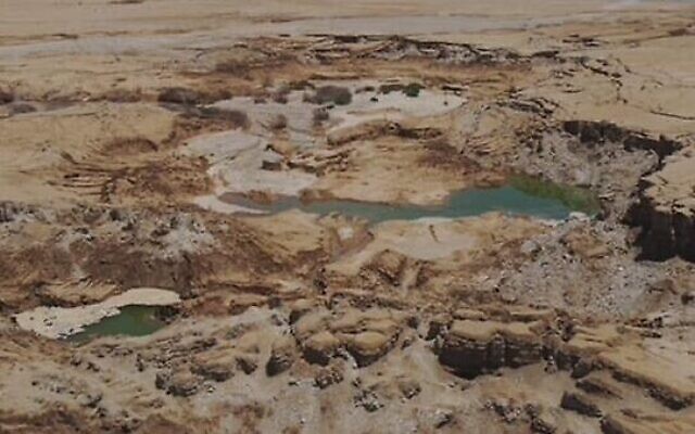 Photo aérienne du Nahal Tzeelim, site touché par une fuite de Dead Sea Works,e 5 juin 2022. (Crédit : Autorité de la nature et des parcs)