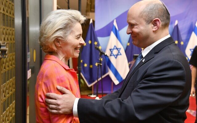 Le Premier ministre Naftali Bennett, à droite, salue la cheffe de la commission européenne  Ursula von der Leyen à son bureau de Jérusalem, le 14 juin 2022. (Crédit : Haim Zach/GPO)