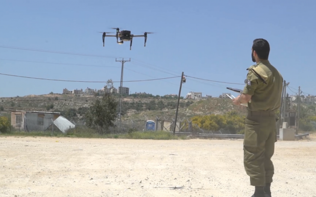 lllustration : Un soldat du Corps de renseignement de combat de Tsahal manoeuvre un nouveau drone acheté par l’armée pour le commandant de compagnie. (Crédit : Capture d’écran de l'Unité du porte-parole de Tsahal)
