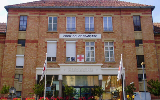 Bâtiment constituant le siège de la Croix-Rouge française, à Paris 14e, France, situé allée Henry-Dunant, dans l'ancien hôpital Broussais. (Crédit : Wikimedia Commons)