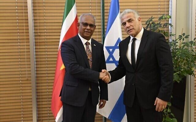 Le ministre des Affaires étrangères du Suriname, Albert Camdin, avec le ministre des Affaires étrangères, Yair Lapid, à Jérusalem, le 30 mai 2022 (Crédit : Jorge Novomisky/GPO)