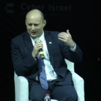 Le Premier ministre Naftali Bennett prend la parole à la conférence de la Semaine de la cybersécurité à Tel-Aviv, le 28 juin 2022. (Crédit : Capture d’écran Youtube)