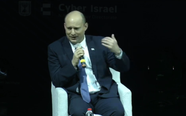 Le Premier ministre Naftali Bennett prend la parole à la conférence de la Semaine de la cybersécurité à Tel-Aviv, le 28 juin 2022. (Crédit : Capture d’écran Youtube)