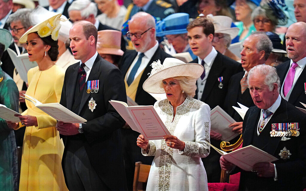 Premier rang, de gauche à droite : Kate, duchesse de Cambridge, le prince William, Camilla, Duchesse de Cornouailles, et le prince Charles assistent à la messe d'action de grâce organisée dans le cadre du Jubilé de la reine, dans la cathédrale St. Paul de Londres, le 3 juin 2022. (Crédit : Aaron Chown/Pool photo via AP)