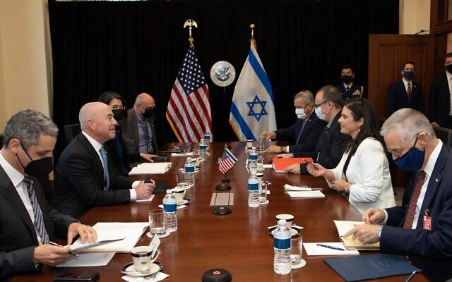 La ministre de l'Intérieur Ayelet Shaked rencontre Alejandro Mayorkas,  secrétaire américain à la Sécurité intérieure et d'autres responsables, le 10 novembre 2022. (Crédit :  Shmulik Almani/Interior Ministry)