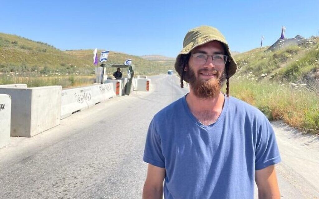 L'étudiant en yeshiva Asher Katzman au checkpoint qui bloque la route vers Homesh, le 26 mai 2022. (Crédit : Carrie Keller-Lynn/The Times of Israel)