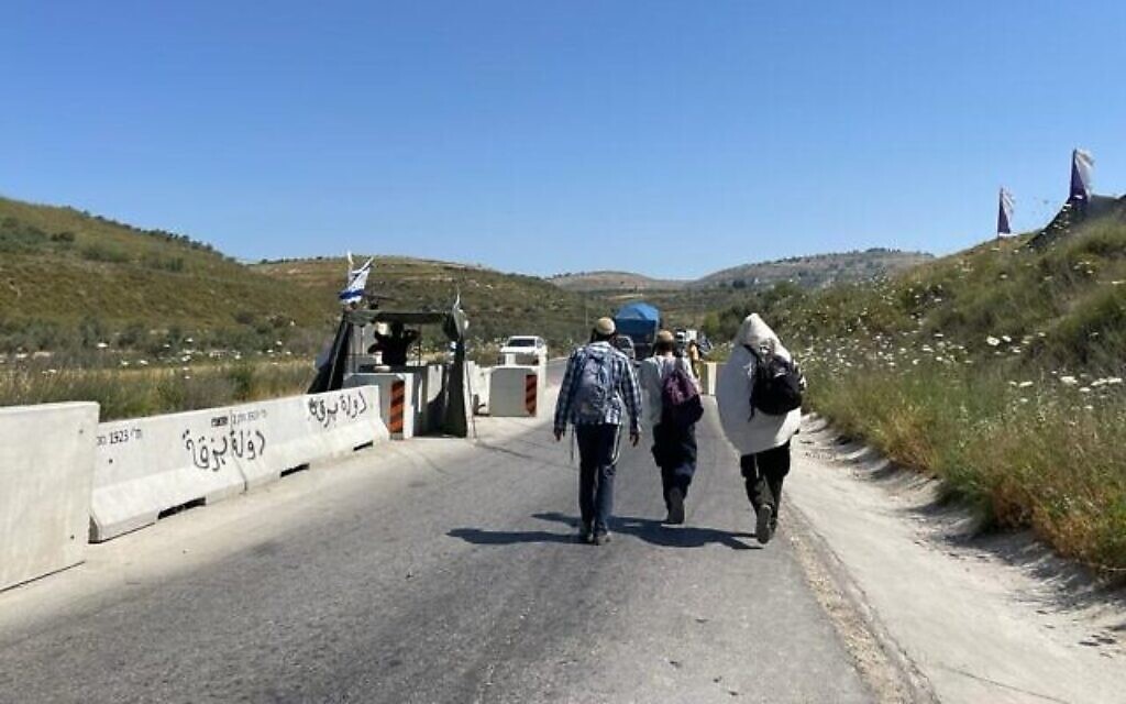 Des étudiants de yeshiva à un checkpoint bloquant la route qui mène à Homesh, le 26 mai 2022. (Crédit : Carrie Keller-Lynn/The Times of Israel)