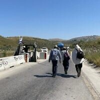 Des étudiants de yeshiva à un checkpoint bloquant la route qui mène à Homesh, le 26 mai 2022. (Crédit : Carrie Keller-Lynn/The Times of Israel)