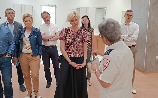 Des membres de la délégation ELNET, originaires des États baltes et de Pologne, visitent la partie souterraine de la banque du sang du Magen David Adom, le 2 juin 2022 (Crédit : Autorisation de l’ELNET)