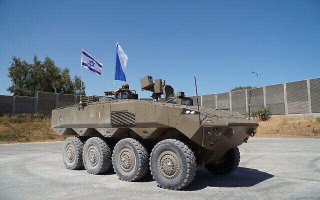 Le tout premier char « Eitan » produit en série dans une photo publiée le 14 juin 2022. (Crédit : Ministère de la Défense)