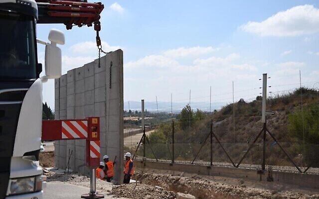 Début des travaux de modernisation d'une section de la barrière de sécurité avec la Cisjordanie, le 21 juin 2022. (Crédit : Ministère de la Défense)