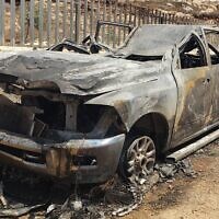 Une voiture incendiée près du village de Mughayir en Cisjordanie, après une attaque présumée de résidents d'implantation israéliens, le 25 juin 2022. (Crédit: Conseil de Mughayir via Yesh Din)