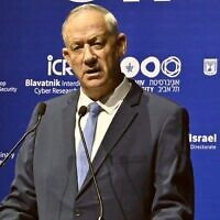 Le ministre de la Défense Benny Gantz s'exprime lors d'une conférence de la Cyber Week à Tel Aviv, le 29 juin 2022. (Crédit : Ariel Hermoni/Defense Ministry)