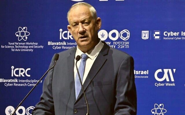 Le ministre de la Défense Benny Gantz s'exprime lors d'une conférence de la Cyber Week à Tel Aviv, le 29 juin 2022. (Crédit : Ariel Hermoni/Defense Ministry)