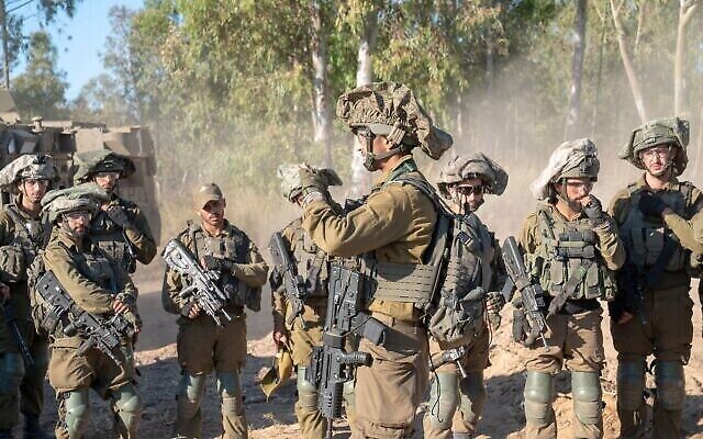 Des soldats israéliens au niveau de la zone de contact avec la bande de Gaza, en mai 2021. (Crédit : Armée israélienne)