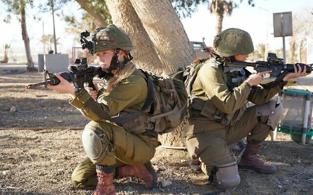Photo d'illustration : Des femmes soldats pendant l'entraînement sur une photo non-datée publiée par l'armée en date du 7 juin 2022. (Crédit : Armée israélienne)