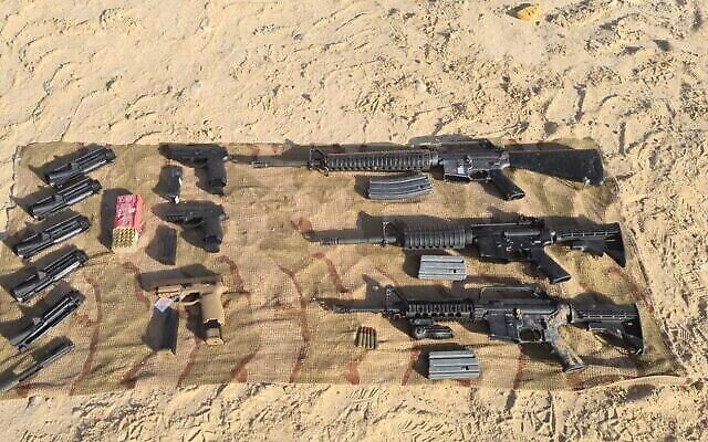 Armes à feu saisies par des soldats israéliens lors d’une tentative de contrebande à la frontière avec la Jordanie, près de la mer Morte, le 22 mai 2022. (Crédit : Armée israélienne)