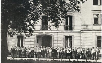 Une vieille photo de l’école Maïmonide, à Boulogne. (Crédit : maimonide.fr)